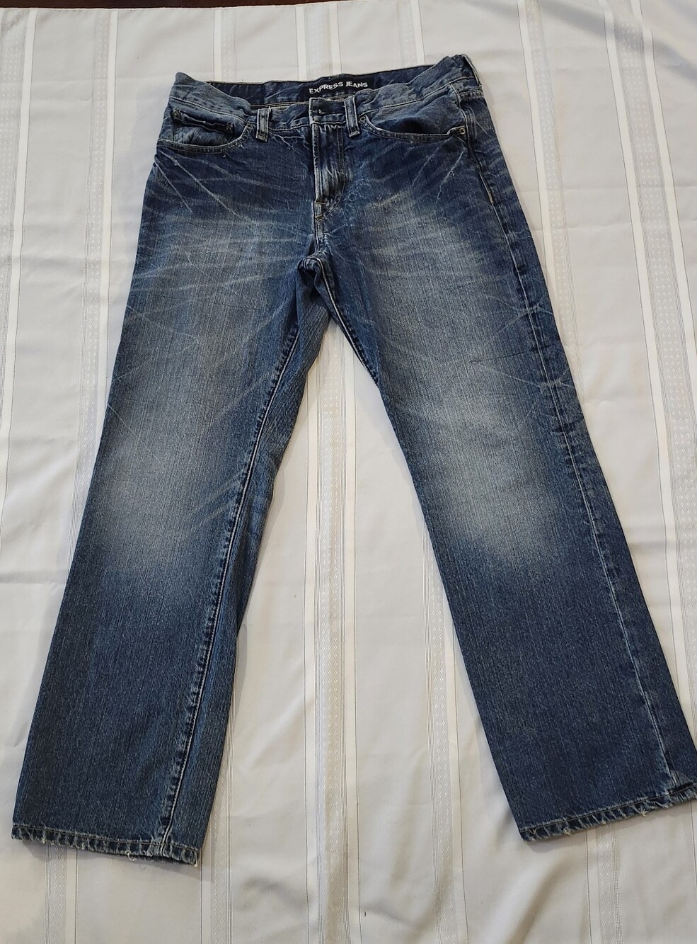 Express Men’s Relaxed Jeans in Dark Blue Fade